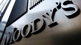 Moody's a abaissé lundi la note de crédit de la France de "Aaa" à "Aa1", estimant que les perspectives de croissance économique à long terme du pays étaient notamment affectées par une perte de compétitivité graduelle et continue ainsi que par des rigidit