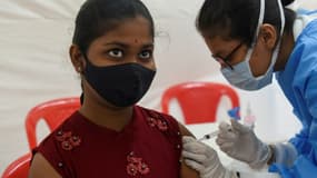 Un membre du personnel de santé en Inde injecte une dose du vaccin contre le Covid-19 à une étudiante à Bombay le 22 janvier 2022