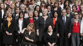 François Hollande pose avec 100 femmes dans les jardins de l'Elysée, le 8 mars 2015