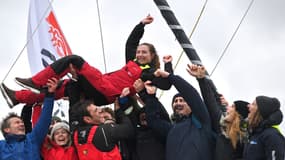Violette Dorange portée par ses proches après avoir franchi la ligne d'arrivée du Vendée Globe, 9 février 2025 aux Sables-d'Olonne