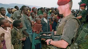 Deux soldats Français chargés de protéger des réfugiés Tutsis montent la garde, le 30 avril 1994 au camp de Niashishi.