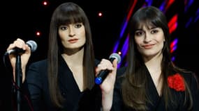 Clara Luciani aux côtés de sa statue au musée Grévin, le 4  février 2025