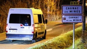 Un fourgon arrive à Cagnes-les-Mines où va se dérouler une reconstitution de la nuit de la disparition de Delphine Jubillar, le 13 décembre 2022 dans le Tarn