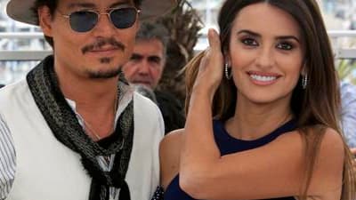 Au bras d'une nouvelle venue dans la franchise, Penelope Cruz, Johnny Depp est venu présenter samedi à Cannes le quatrième volet de "Pirates des Caraïbes", mais le capitaine Jack Sparrow a eu du mal à convaincre la Croisette. /Photo prise le 14 mai 2011/R