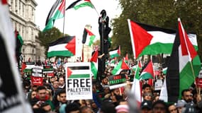 Des personnes participent à une "Marche pour la Palestine", à Londres, le 21 octobre 2023, pour "exiger la fin de la guerre contre Gaza". Le Royaume-Uni s'est engagé à soutenir Israël à la suite des attaques sanglantes du Hamas, qui ont fait plus de 1.400 morts, et a annoncé que l'aide humanitaire aux Palestiniens serait augmentée d'un tiers, soit 10 millions de livres sterling (12 millions de dollars) supplémentaires. Israël bombarde sans relâche le petit territoire surpeuplé de Gaza, où plus de 3.400 personnes ont été tuées, pour la plupart des civils palestiniens, selon les autorités locales.