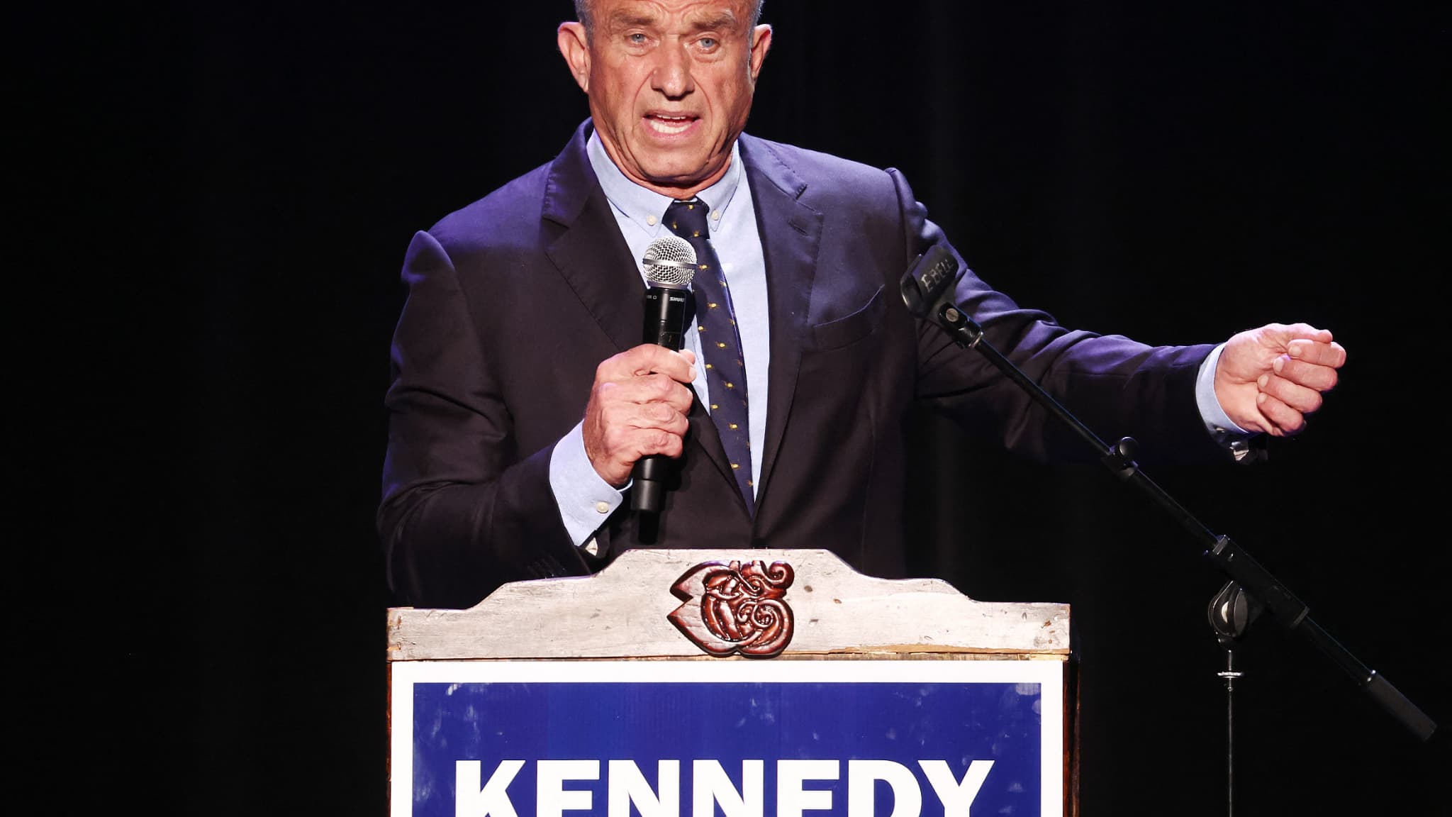 Le candidat démocrate à la présidence Robert F. Kennedy Jr. s'exprime lors d'un événement organisé dans le cadre du Mois de l'héritage hispanique au Wilshire Ebell Theatre le 15 septembre 2023 à Los Angeles, en Californie. Le candidat démocrate à la présidence Robert F. Kennedy Jr. s'exprime lors d'un événement organisé dans le cadre du Mois de l'héritage hispanique au Wilshire Ebell Theatre le 15 septembre 2023 à Los Angeles, en Californie.