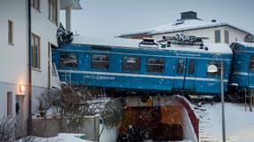 Le train était vide lorsqu'il s'est écrasé contre un immeuble de Saltsjöbaden, une banlieue résidentielle de Stockholm.
