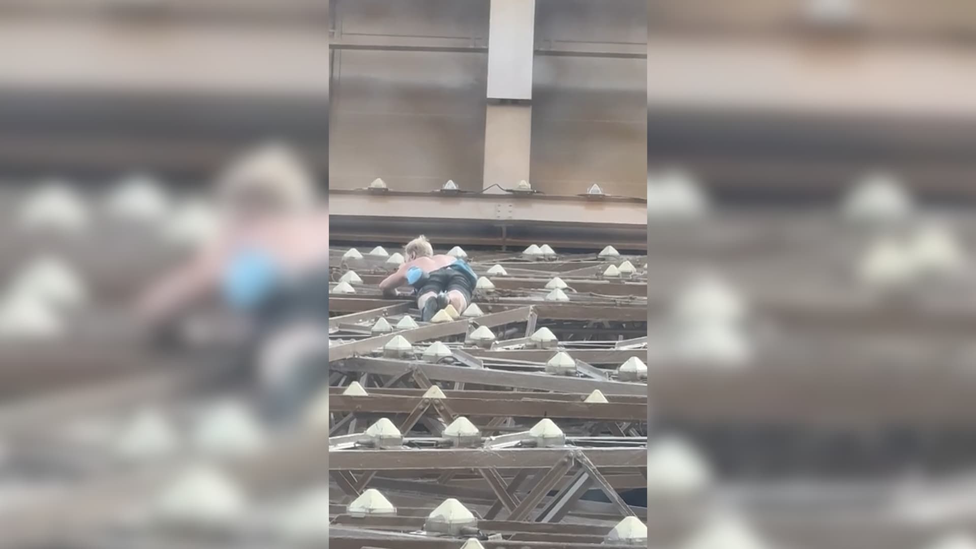 Un homme a été interpellé ce dimanche 11 août 2024, après avoir escaladé la Tour Eiffel