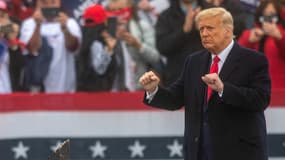 Le président Donald Trump danse sur la chanson YMCA après avoir pris la parole lors d'un rassemblement le 26 octobre 2020 à Lititz, en Pennsylvanie. 