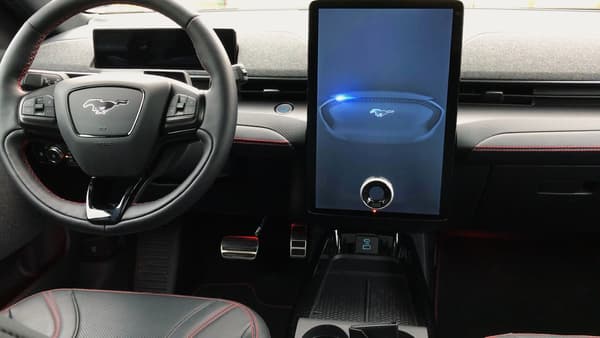 Le grand écran vertical rappelle indéniablement celui de la Model S. Sur la route, notamment pour le GPS, en complément du petit écran horizontal derrière les compteurs, il s'avère très pratique. Le grand écran vertical rappelle indéniablement celui de la Model S. Sur la route, notamment pour le GPS, en complément du petit écran horizontal derrière les compteurs, il s'avère très pratique.