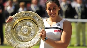 Marion Bartoli présente son trophée, après sa victoire dans le tournoi de Wimbledon le 6 juillet.