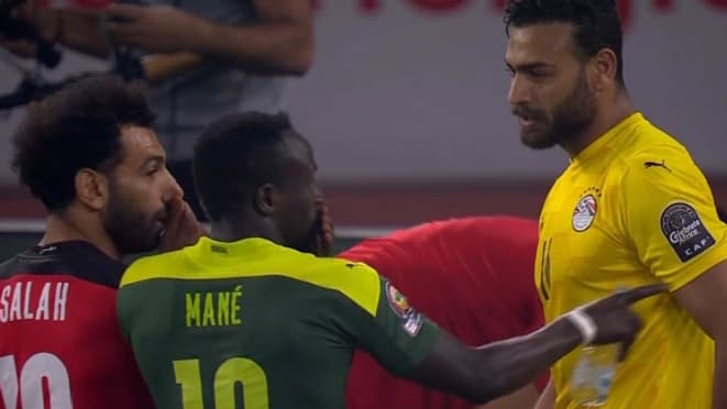 Salah et Mané en grande discussion avant le penalty du Sénégal contre l'Egypte, en finale de la CAN 2022 Salah et Mané en grande discussion avant le penalty du Sénégal contre l'Egypte, en finale de la CAN 2022