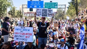 Des manifestants à Jérusalem appelant à la fin de la guerre menée par Israël à Gaza, ce dimanche 17 août 2025.
