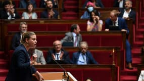 La présidente du groupe parlementaire LFI  à l'Assemblée nationale Mathilde Panot (g) à l'Assemblée nationale à Paris, le 11 juillet 2022