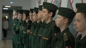 Des enfants reçoivent des consignes dans une école à Marioupol, le 22 mai 2025