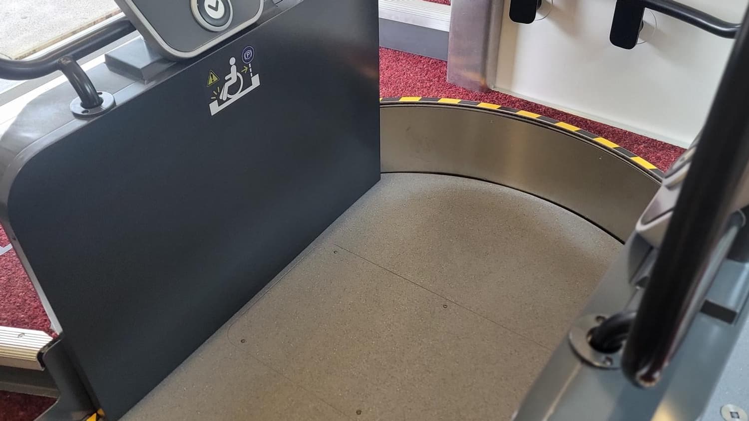 Le système de levage pour permettre aux PMR d'embarquer en autonomie