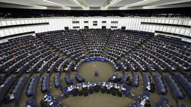Les membres du Parlement Européen lors d'un vote en session plénière, à Strasbourg, le 28 novembre 2019