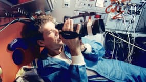 Michael Guillen en train de filmer l'épave du TItanic à l'intérieur du submersible en septembre 2000.