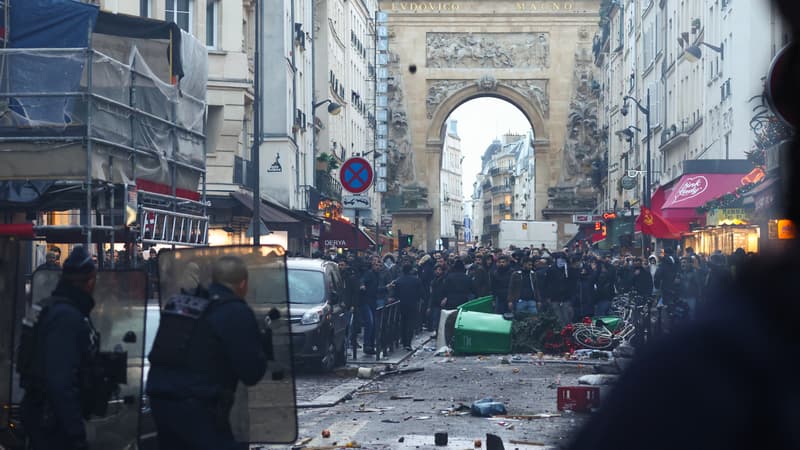 Des heurts ont éclaté à proximité du lieu de l'attaque à Paris, ce vendredi.