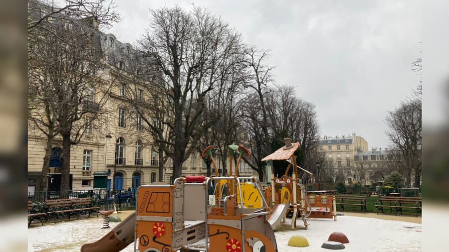 Les premiers flocons de neige de l'année sont tombés sur une aire de jeux pour enfants à Paris, ce lundi 8 janvier 2024