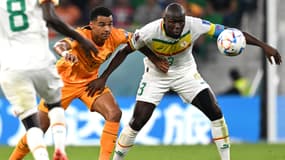 Cody Gakpo et Kalidou Koulibaly lors de Sénégal-Pays-Bas, à Doha le 21 novembre 2022