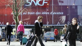 La SNCF va embaucher plus de 40.000 personnes d'ici 2017, pour faire face à de nombreux départs à la retraite et à une hausse du trafic, rapporte lundi le Parisien. /Photo d'archives/REUTERS/Charles Platiau