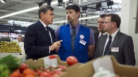 Georges Plassat, le PDG de Carrefour, en visite dans l'un des magasins de l'enseigne.