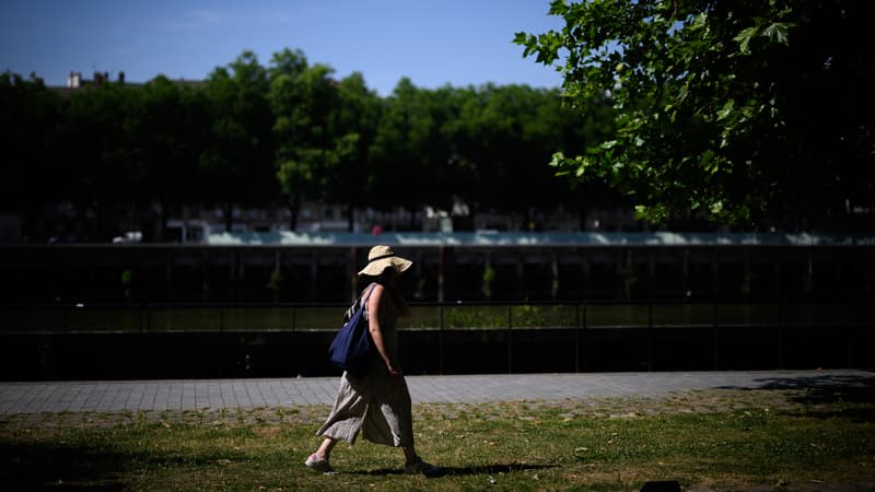 Une femme portant un chapeau pour se protéger du soleil à Nantes, le jeudi 19 juin 2025.
