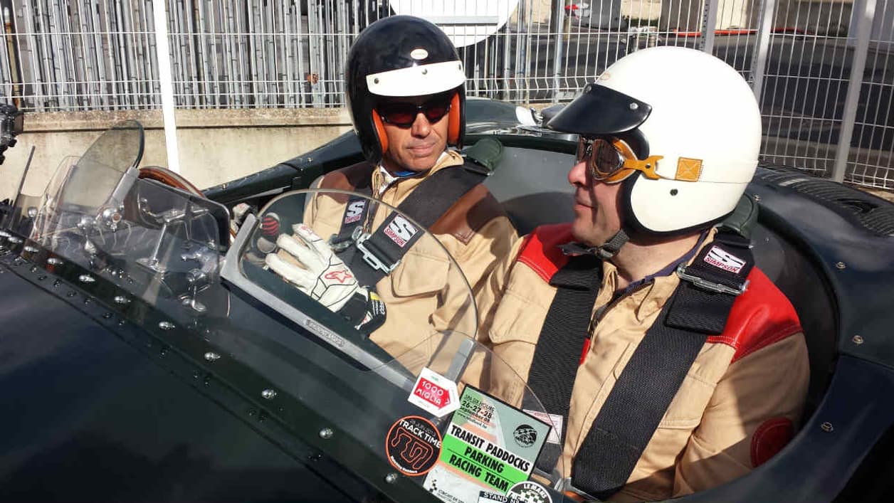 Paul Belmondo (à gauche) a couru aux 24 Heures du Mans dans une Jaguar XK 150, comme celle restaurée au cours du 1er épisode par François Allain (à droite) et sa bande. Paul Belmondo (à gauche) a couru aux 24 Heures du Mans dans une Jaguar XK 150, comme celle restaurée au cours du 1er épisode par François Allain (à droite) et sa bande.