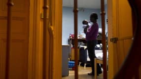 Une femme et son enfant ont trouvé refuge dans un centre d'hébergement administré par les paroisses catholiques de Bondy, en banlieue parisienne, le 5 février 2013