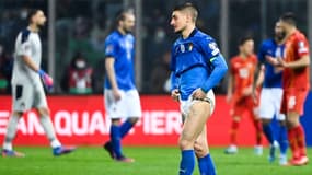 Le gardien Gigio Donnarumma (à gauche) et Marco Verratti sonnés par l'élimination de l'Italie par la modeste Macédoine du Nord en barrage du Mondial, le 24 mars 2022 à Palerme