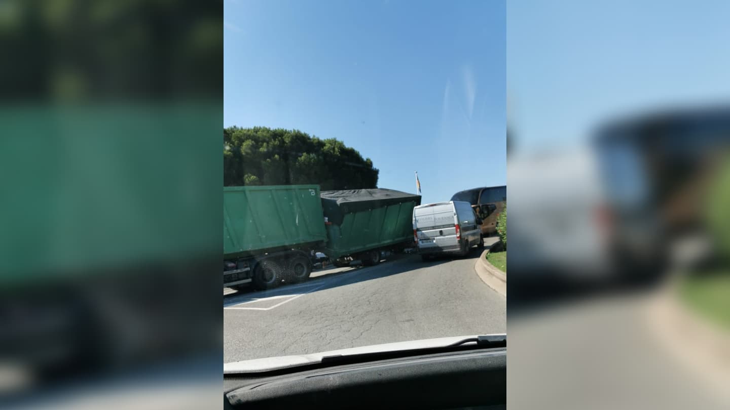 Un camion couché sur la route au niveau de Port-Grimaud, la circulation très difficile