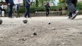 Le Club Lepic Abbesses Pétanque pourrait disparaître après plus de 50 ans d'existance car la mairie veut récupérer le terrain qu'il occupe pour en faire un espace vert.