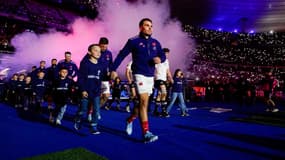 Antoine Dupont et le XV de France entrent sur la pelouse pour affronter les All Blacks, le 16 novembre 2024