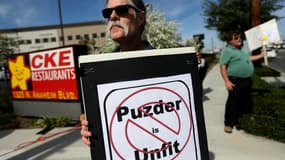 Un manifestant opposé à la nomination d'Andrew Puzder arbore une pancarte: "Puzder, ça ne va pas le faire". 
