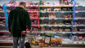 Un client dans un supermarché de Walthamstow (Royaume-Uni), le 13 février 2022.