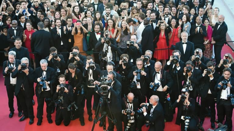 Public et photographes devant le tapis rouge à Cannes, le 19 mai 2018 