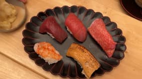 Cinq sushis préparés par Shunei Kimura dans son restaurant parisien étoilé, Sushi Shunei