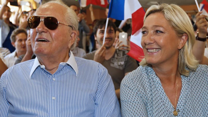 Jean-Marie Le Pen à côté de sa fille Marine Le Pen lors du congrès des jeunes du Front national cet été 2014