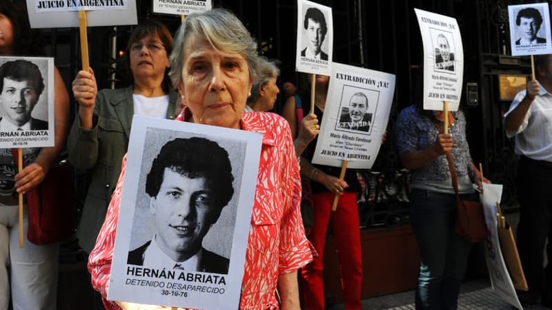 Beatriz Cantarini de Abriata, mère de Hernan Abriata, arrêté en 1976 en Argentine et depuis disparu, brandit un portrait de son fils, avec des proches, devant l'ambassade de France, à Buenos Aires.