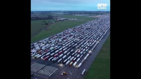  Royaume-Uni, des centaines de poids lourds bloqués dans un ancien aéroport