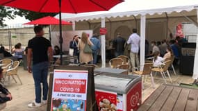 Se faire vacciner entre deux manèges, c'est possible à la fête des Tuileries de Paris.