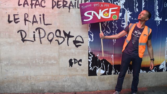 "Les syndicats attendent un signal. Ils l'auront (...) Une fois la loi votée, il sera temps d'arrêter la grève", a déclaré le rapporteur Gérard Cornu (LR).