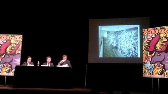 Hervé Schiavetti, maire d'Arles, Jean-Noël Jeanneney et Frédéric Hébel présentant le programme à Paris, le 15 avril.