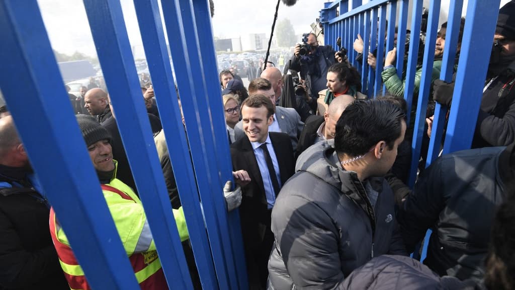 Emmanuel Macron en train d'entrer dans l'usine Whirlpool d'Amiens le 26 avril 2017. Emmanuel Macron en train d'entrer dans l'usine Whirlpool d'Amiens le 26 avril 2017.