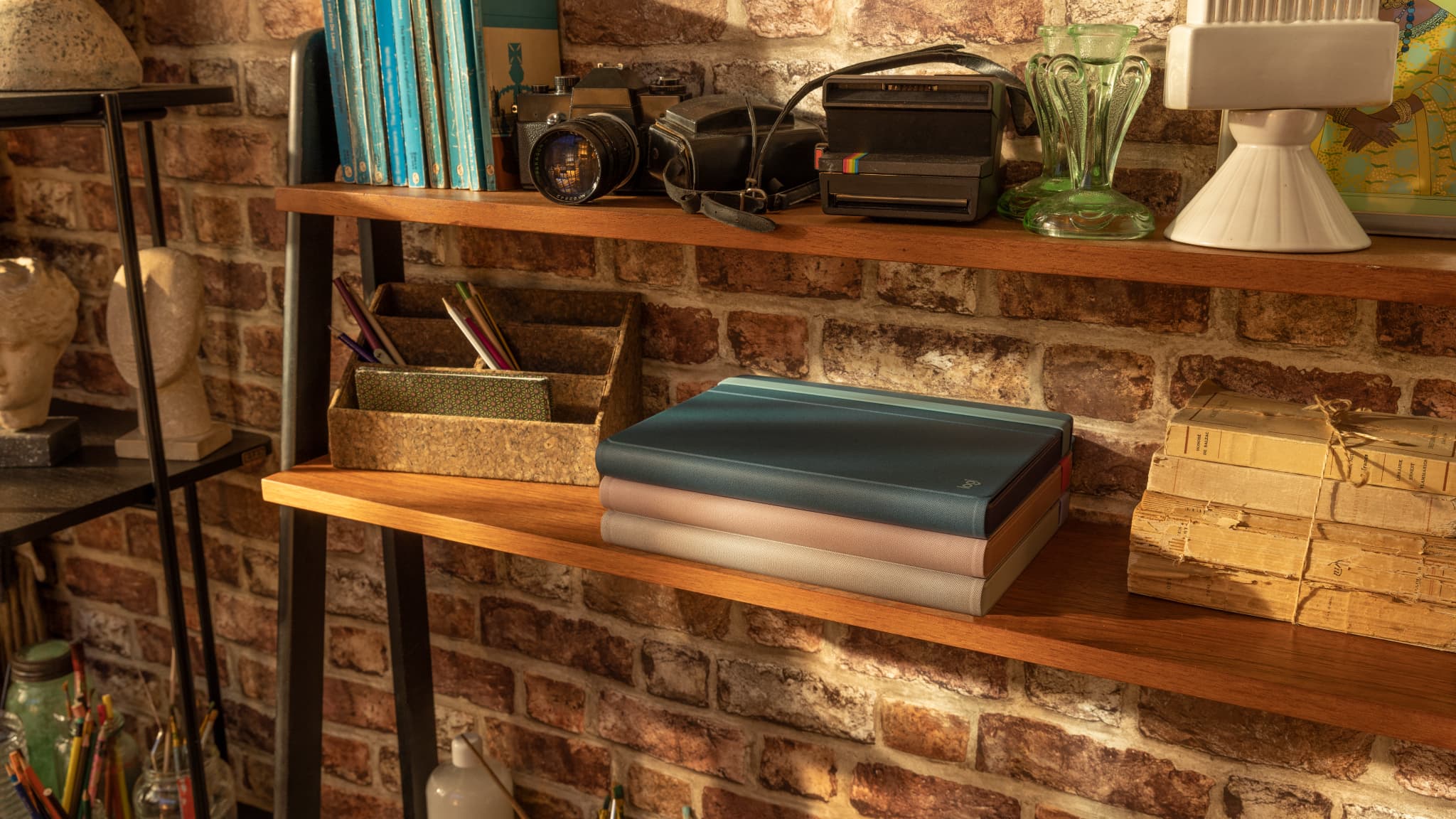 Le Casa Pop-Up Desk est disponible en trois coloris