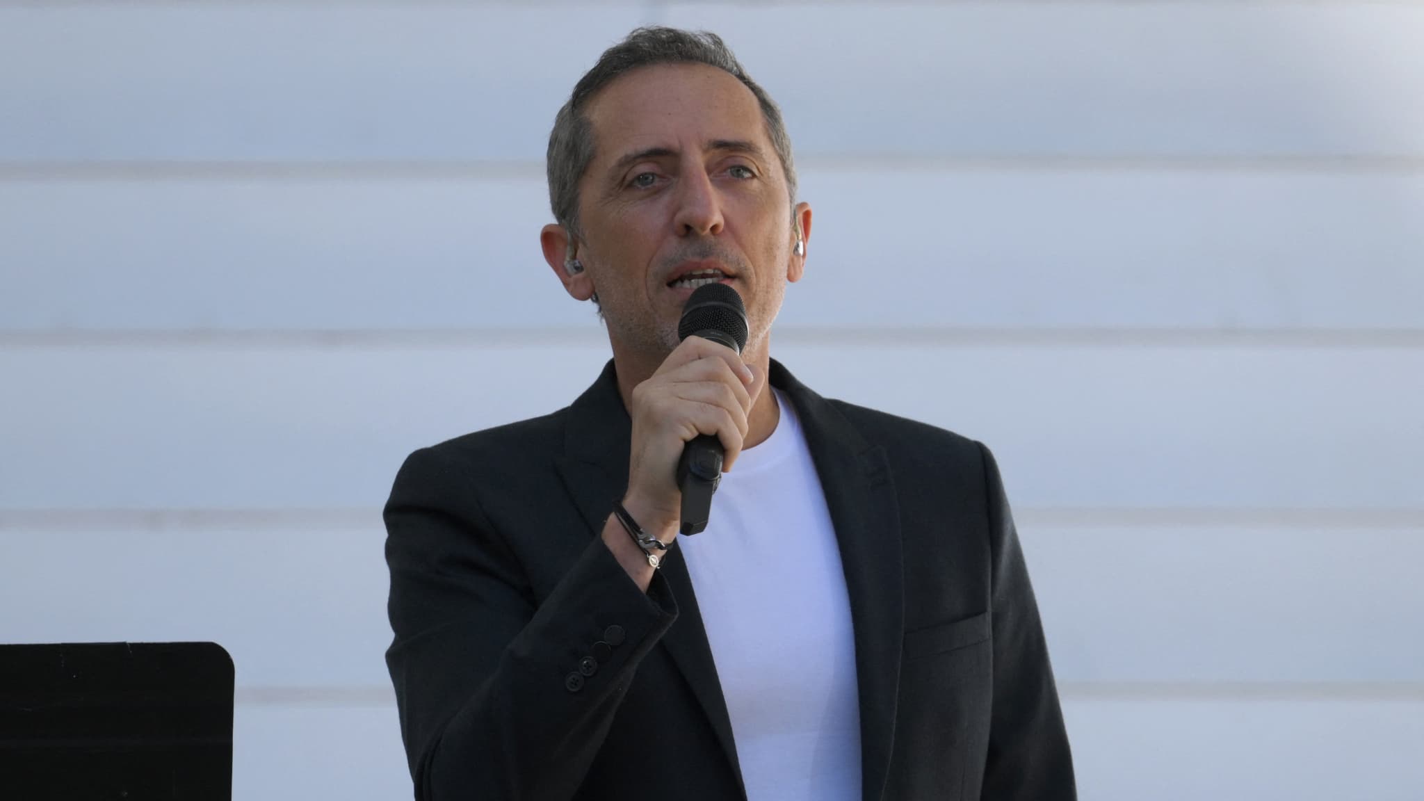 L'humoriste Gad Elmaleh avant la messe du pape au stade Vélodrome à Marseille, le 23 septembre 2023. L'humoriste Gad Elmaleh avant la messe du pape au stade Vélodrome à Marseille, le 23 septembre 2023.