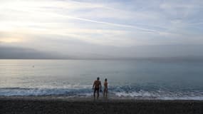 Des baigneurs à Nice.