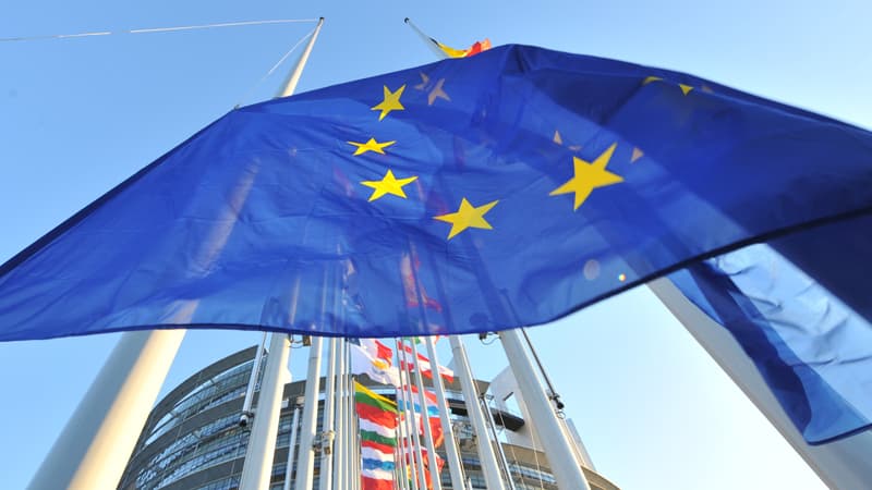 Le drapeau européen devant le Parlement européen