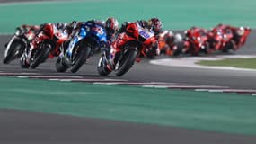 Le pilote espagnol de Pramac Racing, Jorge Martin (c.), mène la course durant le Grand Prix Moto GP de Doha au Circuit international de Losail, dans la ville de Lusail (Qatar), le 4 avril 2021.